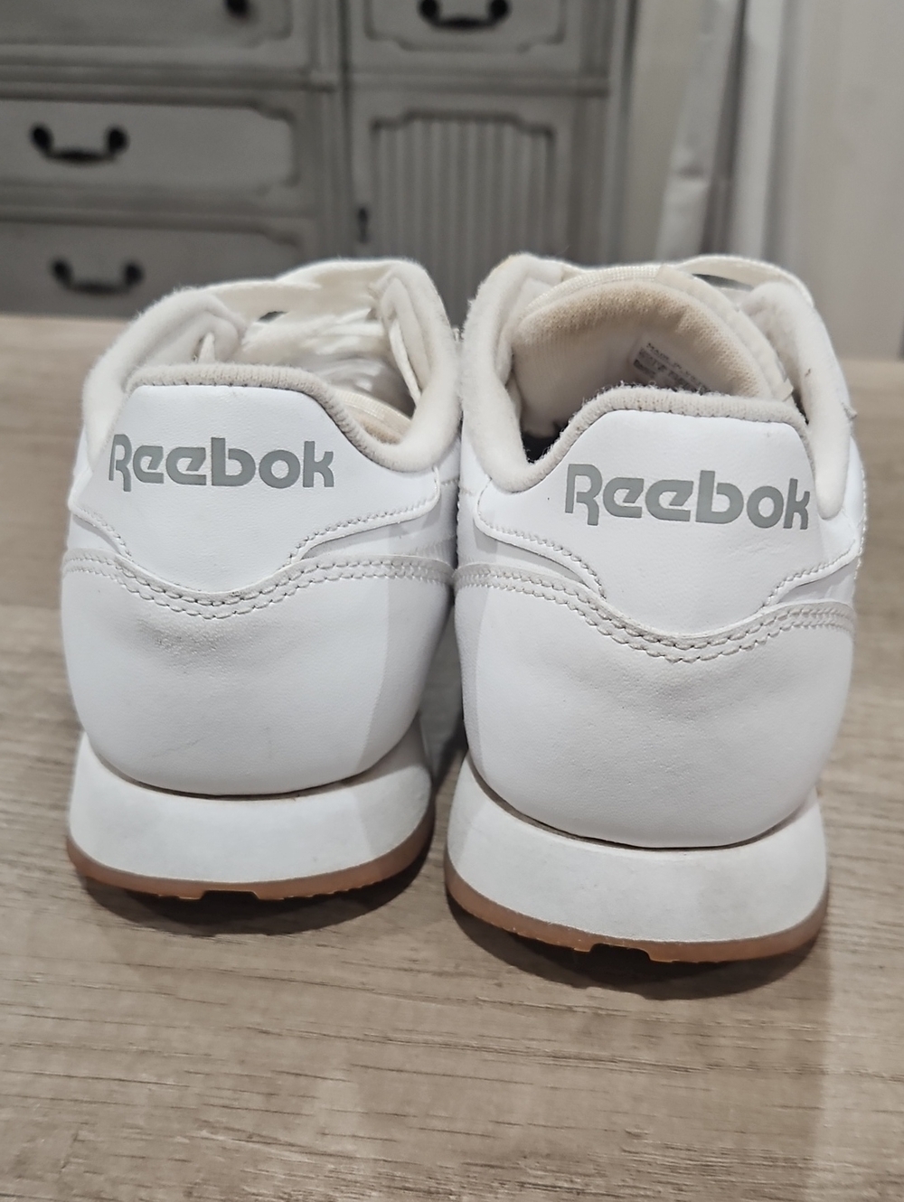 Reebok White Leather Women's Sneakers with Gum Outsole size 8.5 - Picture 4 of 11